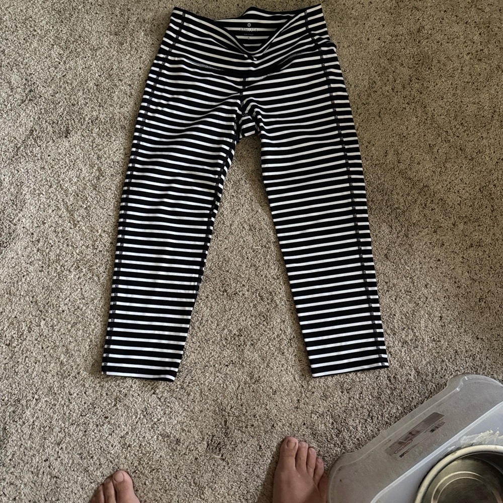 Athleta Black and White Stripped crop capri leggings size small - Picture 5 of 5
